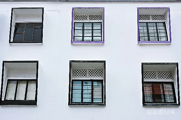 高清摄影 白色建筑上的窗户排列