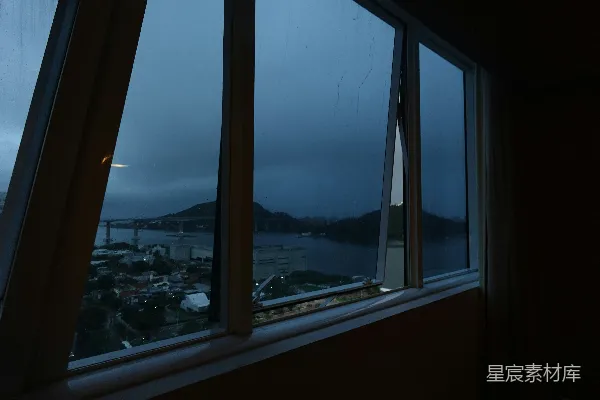 高清摄影 雨夜窗外的城市景色