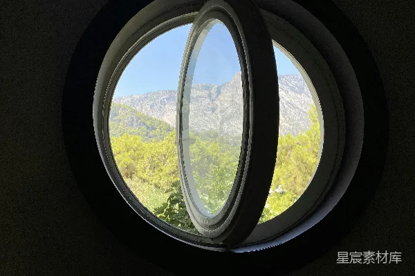 高清摄影 圆窗与山景