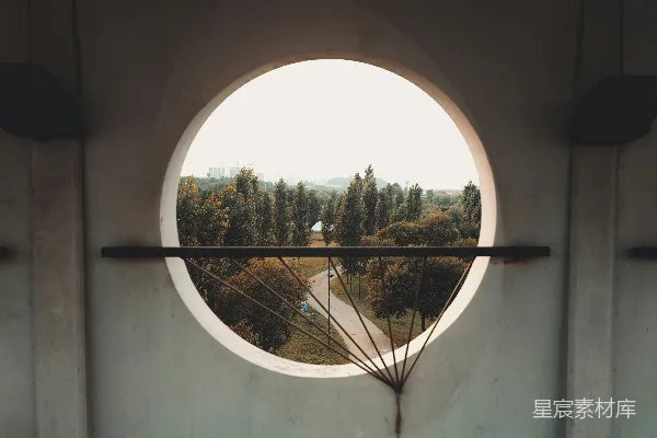 高清摄影 透过圆窗看公园