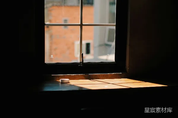 高清摄影 阳光透过窗户洒在窗台上