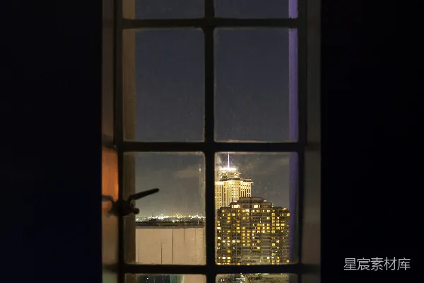 高清摄影 窗内夜景：城市的灯火