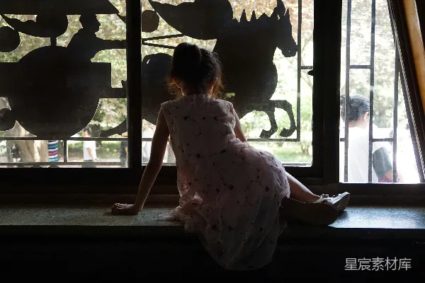 高清摄影 窗前的小女孩