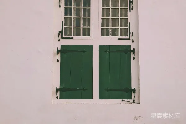 高清摄影 白墙上的复古窗户