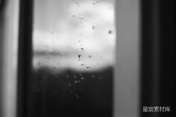 高清摄影 雨后玻璃上的水珠