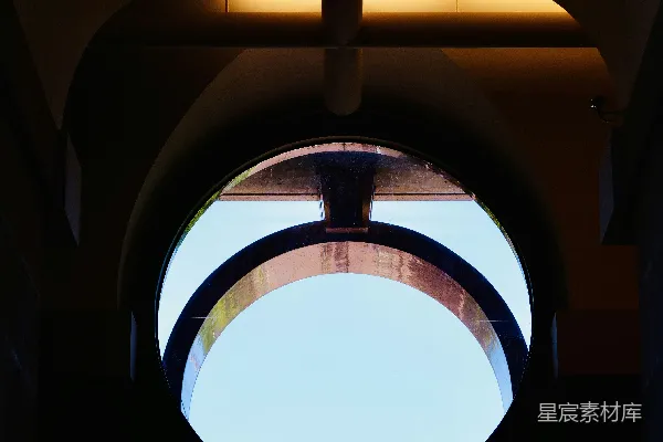 高清摄影 光与影的交错：建筑内的圆形天窗