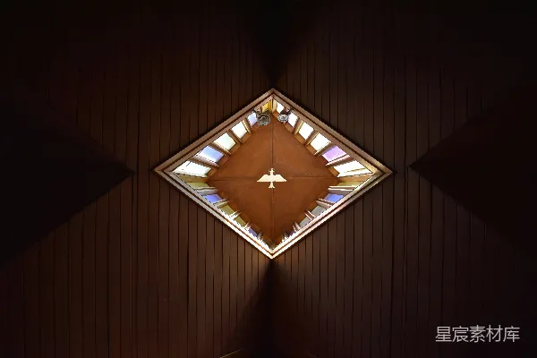 高清摄影 教堂天窗下的圣灵之鸽