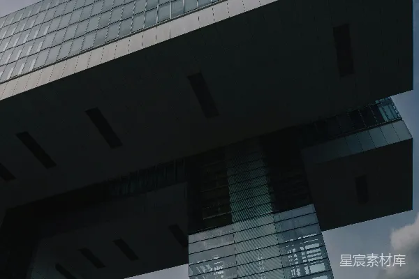 高清摄影 现代玻璃建筑矗立在阴郁的天空下