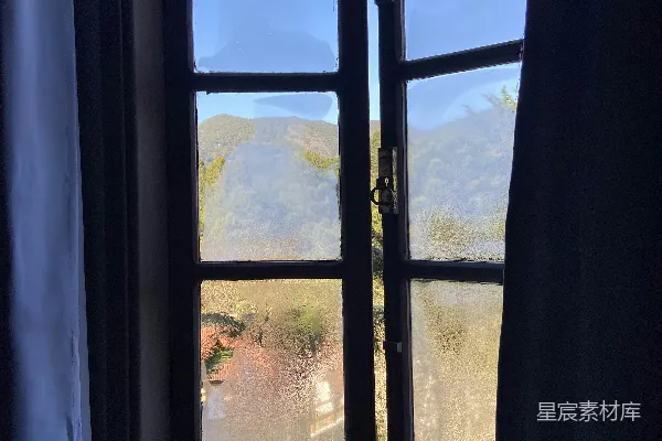 高清摄影 窗外的山景透过窗户