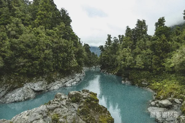 高清摄影 山间河流在白天