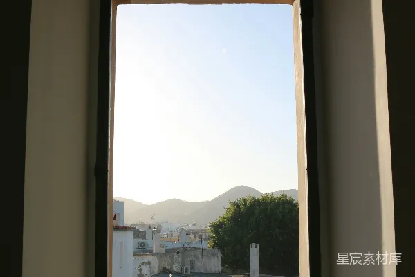 高清摄影 窗外的小镇晨景