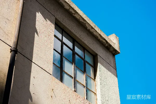 高清摄影 老建筑的窗户与蓝天