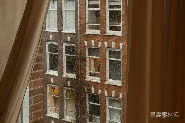 高清摄影 雨中砖房的温馨视角