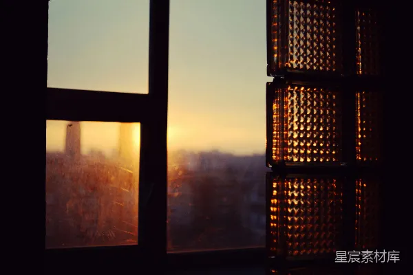 高清摄影 夕阳透过窗户的温暖时光