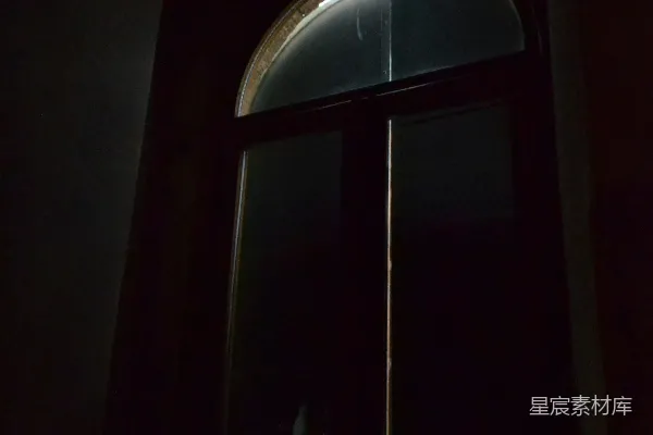 高清摄影 昏暗中的一扇拱形窗户