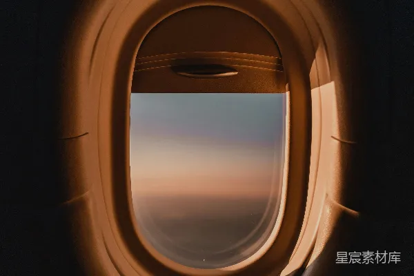高清摄影 飞机舷窗：空中旅行的静谧时光