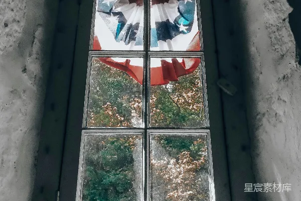 高清摄影 透过破旧窗户的国旗