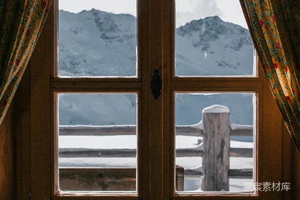 高清摄影 窗外的雪山景色