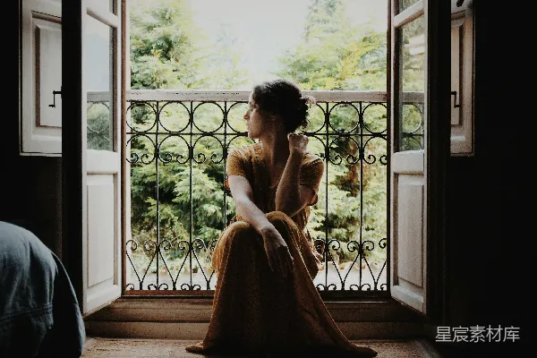 高清摄影 窗边沉思的女子