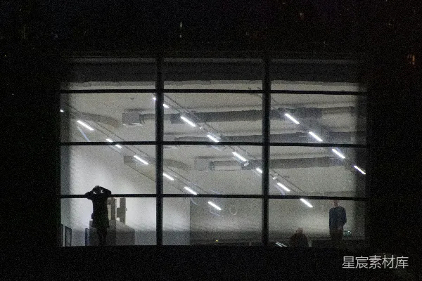 高清摄影 玻璃窗外的夜晚：静谧与思考