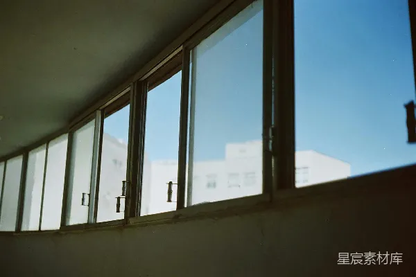 高清摄影 窗外的蓝天与建筑