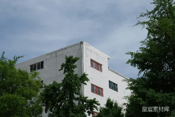 高清摄影 绿树环绕的白色建筑