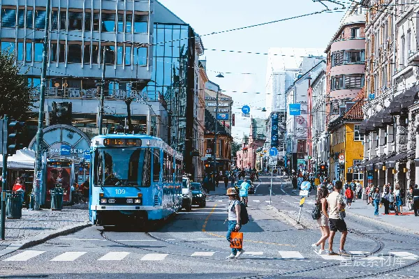 高清摄影 城市中的电车与繁忙街道