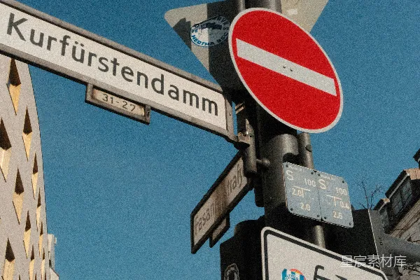 高清摄影 柏林Kurfürstendamm街角的交通标志