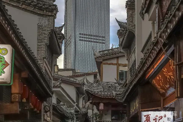高清摄影 传统与现代的交融：老街与摩天大楼