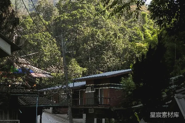 高清摄影 乡村小路上的行人
