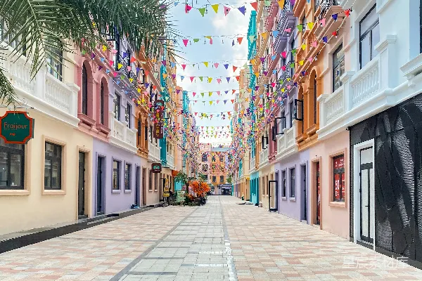 高清摄影 多彩建筑与悬挂彩旗的街道
