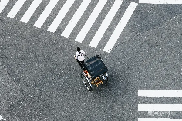 高清摄影 城市的角落：人力车与斑马线