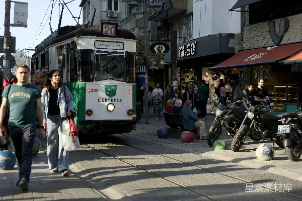 高清摄影 繁忙的街头电车与行人