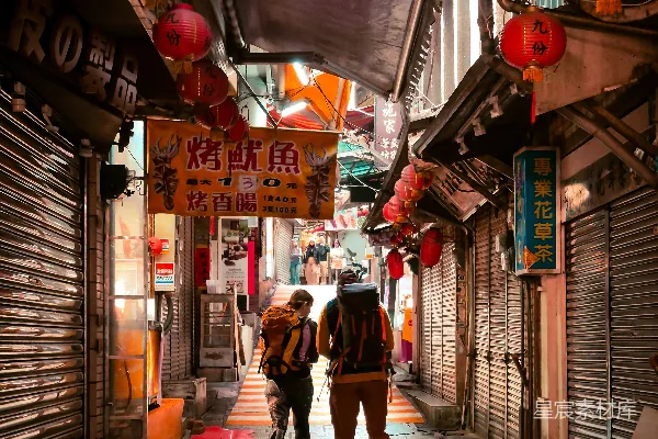 高清摄影 巷子里的旅行者