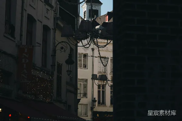 高清摄影 老城街景与教堂尖塔