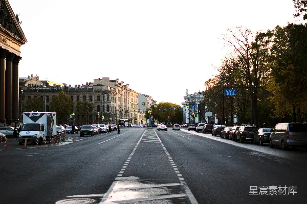 高清摄影 城市街景：夕阳下的城市道路