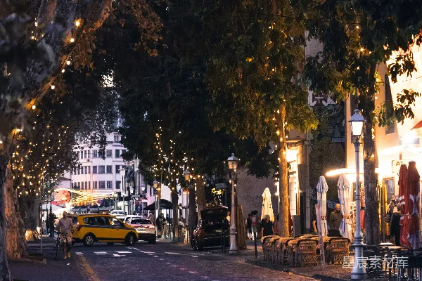 高清摄影 夜晚的街道：灯光下的宁静与热闹