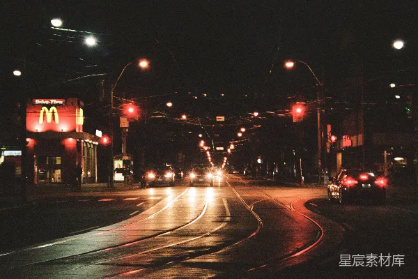 高清摄影 城市夜景中的麦当劳与街灯