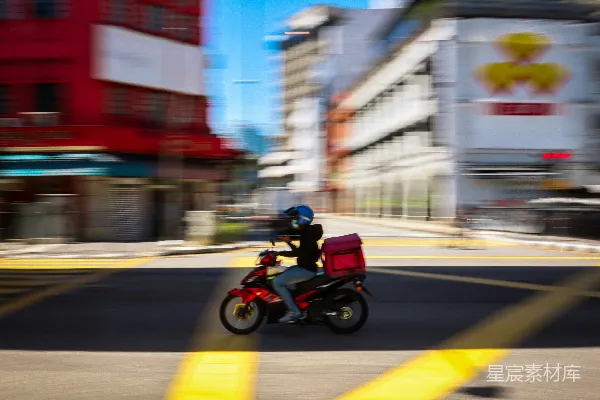高清摄影 城市中的快递员