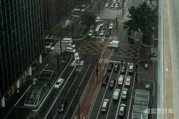 高清摄影 雨中城市的繁忙街道
