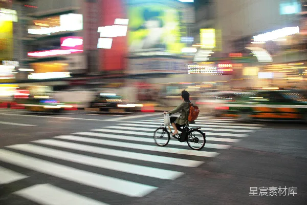 高清摄影 城市夜景中的自行车骑手