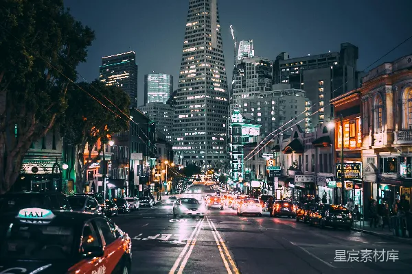 高清摄影 夜晚的城市街景：塔尖下的都市夜景