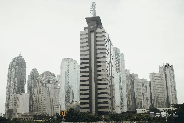 高清摄影 城市天际线与空旷的道路