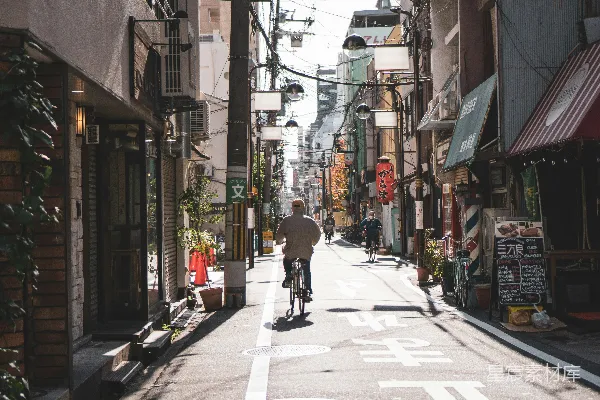 高清摄影 阳光下的小巷骑行