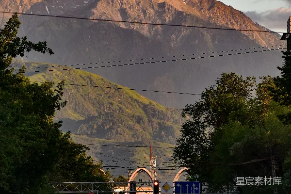 高清摄影 城市与自然的交响：山景下的城市街景