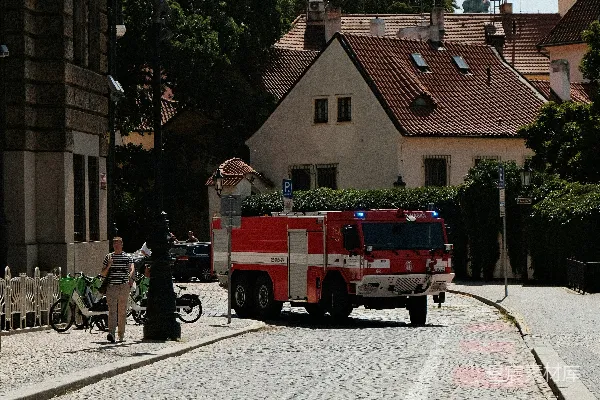 高清摄影 古城街道上的消防车