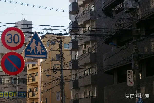 高清摄影 日本城市街景中的交通标志