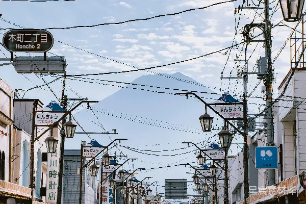 高清摄影 富士山下的宁静街道