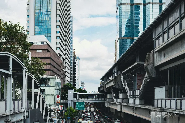 高清摄影 繁忙都市中的高架轨道