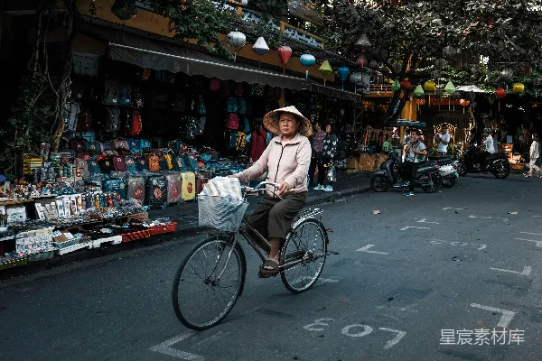 高清摄影 越南街头的自行车骑行者